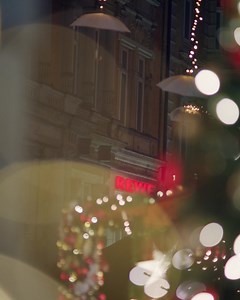 Mit deinem REWE Abholservice bleibt mehr Zeit für die wichtigen Dinge im Leben. 👨‍👨‍👧❤️ Bestell deinen Einkauf einfach online! Wir erledigen den Rest und du holst alles fertig gepackt in deinem Markt ab. 😍 | REWE