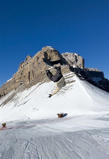 Breathtaking Snowboarding Views in the Mountains