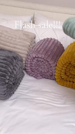 1K views · 22 reactions | Wrap yourself in pure comfort this season ❄️ Our ultra-soft plush blanket is perfect for cozy nights, lazy mornings, and everything in between. Once you snuggle in, you’ll never want to leave your bed! | Warmwinters | Facebook