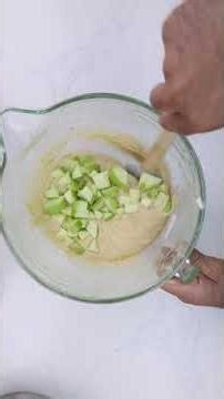 This apple Bundt cake is the kind that perfumes the whole kitchen before it even comes out of the ov