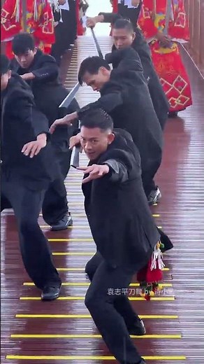 Go viral, ethnic Jingpo sword dance in Yunnan 云南人气演出-目瑙纵歌-袁志平景颇刀舞