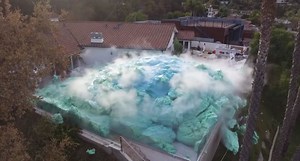 The YouTuber behind the viral, jaw-dropping foam explosion explains the...clean-up process! (viral video) - ProtoThema English