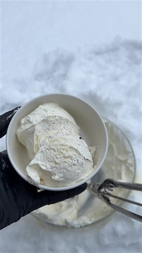 Vanille roomijs in de sneeuw ❄️☃️🍨 Ingrediënten: - 250 ml slagroom - 125 ml melk - Verse vanille of vanillesuiker - Poedersuiker naar smaak (ongeveer 3 eetlepels) - Zout Bereiding: 1. Druk een kom in de sneeuw om een afdruk te maken. 2. Haal de kom weg en strooi veel zout in de afdruk. 3. Zet de kom terug in de sneeuw 4. Doe de melk, slagroom, vanille en poedersuiker in de kom en roer kort door. 5. Schep wat sneeuw tegen de zijkanten van de kom. 6.Belangrijk: roer een paar seconden, stop dan ev