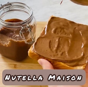 141K views · 3.7K reactions | Recette du Nutella maison expliquée étape par étape. Une bonne tartine chocolat noisettes pour vous régaler en famille Ingrédients : 350g de noisettes 130g de sucre 100g de sucre glace 15g de cacao non sucrée 175g de chocolat au lait 15g d’huile végétale 30g de lait en poudre Une pincée de sel | Deli Cuisine | Facebook