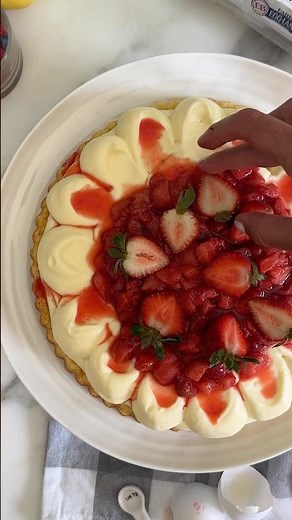 Soft Italian crostata with cream and strawberries #italiancake #baking