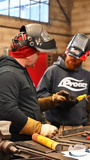 🔨 En Dordogne, quand il s’agit de métal, David est l’homme de la situation ! Ferronnerie, métallerie, chaudronnerie ou soudure : ce professionnel met plus de 20 ans d’expérience au service de vos projets, pour les particuliers comme pour les professionnels. Du garde-corps à l’escalier sur mesure, jusqu’à la réparation industrielle, il vous accompagne avec des solutions clés en main, solides et durables 🛠️ 👨‍🏭 Forgeron passionné, David cultive un véritable amour du geste et de la matière, ave