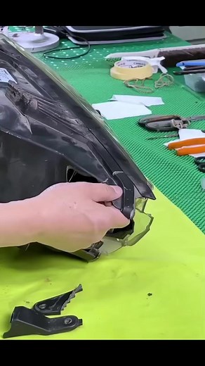 Uncle sifu power👍🏻Repair headlamp #Reels #reel #viralreels #Headlampretrofit #Headlamp refurbish | BX Automotive Lighting Station MY 全马专业车灯 批发与零售改装