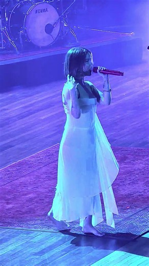 Maren Morris “80’s Mercedes” live at The Ryman Nashville.