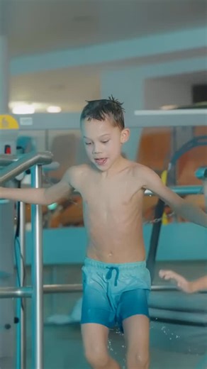 Weihnachtsferien voller Spaß, Entspannung und Action - für Groß und Klein ✨👨‍👩‍👦‍👦 Im Thermenresort Laa kann die Zeit als Familie in vollen Zügen genossen werden: vielfältige Wasserwelten, Österreichs erste Familien-Textilsauna, die Abenteuerrutsche Fantasia und Wohlfühlen in der kuscheligen Familienoase 🏊‍♀️ So geht Urlaub 💙 Tipp: Nicht mehr lange bis zu den Semesterferien! Hier gehts zu allen Familienhighlights im Februar sowie zur Buchung: https://www.therme-laa.at/angebote/semesterferi