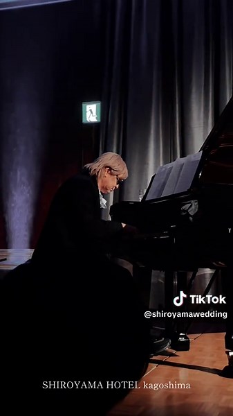 小室哲哉のサプライズ生演奏で結婚式を祝う