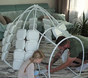 Dad and Daughter’s Living Room Igloo Build with Plastic Boxes | 5-Minute Crafts UK