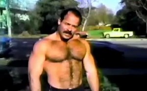 古典肌肉男神Carl Hardwick的臂展