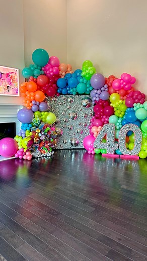 🪩💐🪩💐🪩 I love playing around with balloons and flowers but when the request was neon and pastel rainbow colors I will admit I wasn’t 100% confident. I also knew that flowers throughout the balloons would make them get lost or look too busy. Deciding with my client the incredibly talented @sami_riccioli to make one large floral piece was such a good decision. After pulling flowers from my collection, spray painting some flowers, and then spray painting even more flowers in addition to plenty 
