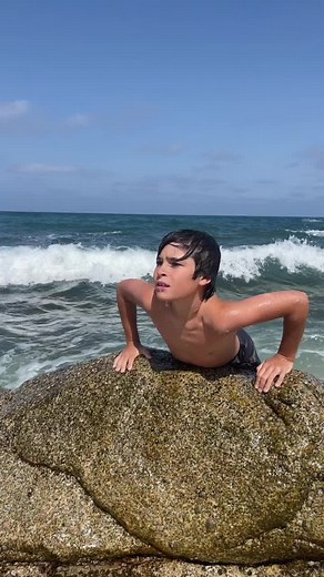 crying laughing 😂😂😂