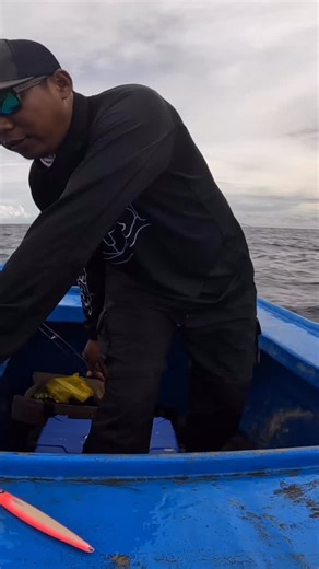 2.8K views · 253 reactions | Deep sea jigging kedalaman 180m, strike longtail snapper 酪 Set tackle data : - Rod versus slow jigging WRSKG pe 2-4 @gostrike_versusfishing_ - Reel monsterjig 400L - Pe 3 BAM antasena x8 @am_channel1 - Premium shock leader 70lb adun mancing - Premium BAM lure 300gram - Jigging hook savoy 9/0 @colonytackle - Apparel fishing @firecast_x #jigging #deepseafishing #lures #fishing #ryoariffishing #rajaampat | Ryo Arif S | Facebook