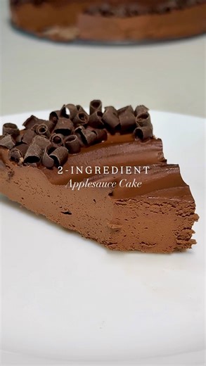 @lilsipper 2-Ingredient No-Bake Applesauce Cake! This will become your new favorite dessert because all you need are 2 simple ingredients and a blender! NO oven needed! And the best part is that you can make this in any shape or form! - slice into squares and make fudge! - pour into mold and make fun shapes! - pour into individual cups for single servings - double the recipe to make a thicker and taller version - decorate with your favorite toppings - vegan - paleo - no added sugar - no eggs - n