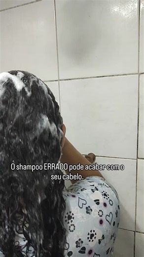 Camilla Diniz | Influenciadora on Instagram: "Sim, o uso do shampoo errado pode, de facto, comprometer significativamente a saúde e a aparência do seu cabelo. Ressecamento Danos Oleosidade excessiva Problema no couro cabeludo #viralvideos #explorar #cabelo"