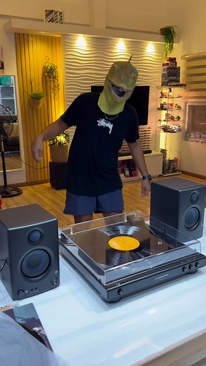 19K views · 330 reactions | Iguana the explorer sinaniban ni elvis presley nag walwal sheeesh!!!! #elvis #unboxing #turntable #vinyl | Brylle Siscon | Facebook