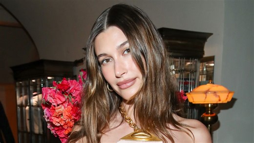 Même Hailey Bieber (28 ans) porte cette micro-robe rétro ultra chic parfaite pour terminer l'été en beauté - Grazia