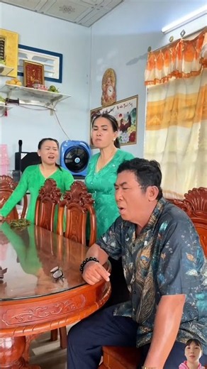em gái đòi đưa anh bệnh đi cho rảnh nợ 🥴😡😭#ghifamily9#giaitri #shorts #shortvideo #funny