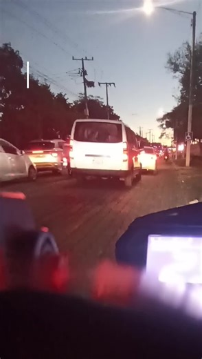Se le salió la envidia por no poder avanzar en el tráfico. Que culpa tiene uno 🤣🤣🤣 #managua #nicaragua🇳🇮 #biker #moto #motociclista