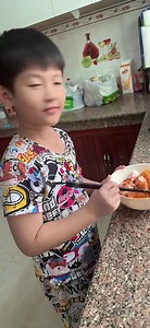 8.1K views · 36 reactions | Những ngày cuối năm con trai e thấy me bận rộn quá Tự làm đồ ăn luôn sốt nhà e bán con nit cũng làm được !!! | Chuyên sỉ hàng quảng châu thanh lí | Facebook
