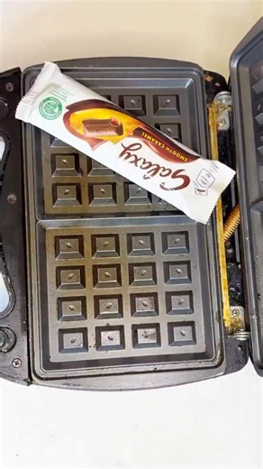 Naz Ahmad on Instagram: "Caramel Galaxy 😱in waffle maker"