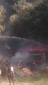 Incendia almacén al interior de la ex papelera en Manantay. Según vecinos era guarida de personas de mal vivir Reporte: seguidor de la página 998 641 458 | Presencia Regional - Oficial