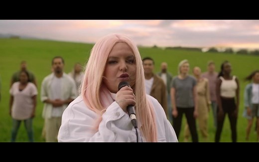 澳洲另类流行女歌手Tones And I 苹果发布会片头曲《Fly away》|官方MV中英文双语字幕+歌词动画完整版！