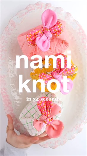 Laura - Sewing Made Easy on Instagram: "Whole cloth NAMI KNOT in 35 seconds 🫐🍂🌸🛁🫧 It’s not only super easy but also crazy quick. After doing the hard work of picking and quilting them, this is so easy. 👉🏻 step by step sewing pattern is on website ✈️ video tutorial is on YouTube 🫐 level: beginner And trust me. You won’t be able to stop making the cutest little project bags. They are perfectly squishy and adorable. Just like the Wee Braw Bag, only better ❤️ #namiknot #sewingpattern #projec