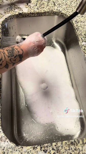 Replying to @✿ 𝕒𝕞𝕓𝕖𝕣𝕠𝕤𝕜𝕚 ✿ many people don’t know that ice has cleaning benefits too! Yes, hot water also has great benefits when cleaning! I like both hot water and ice cleans! But i may love ice cleans just a little bit more 😊😊 #icecleaning #cleaningtips #cleaninghacks #fyp #foryou