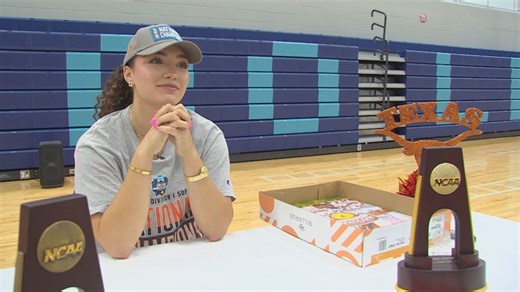 Longhorns national champion Quiroga signs autographs for fans