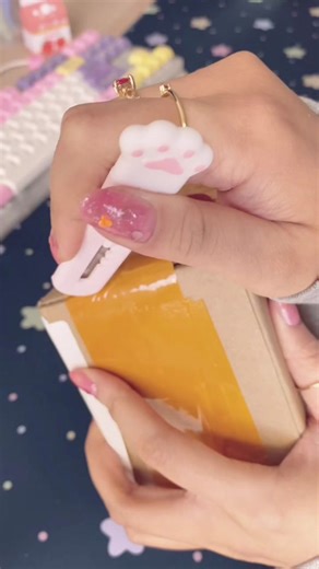 #unboxing banana split #switches 🍌 #bananasplits #keyboardasmr #pink #keebtok #mechanicalkeyboard #fyp #asmr #astrolokeys #cute