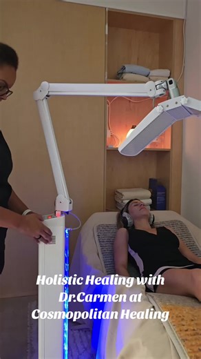 Dr. Carmen Jimènez’s practice at @cosmopolitanhealing features a holistic approach to healing including kinesiology, acupuncture, and herbal medicine. She uses natural therapies to treat everything from pain management, digestive disorders, mental-emotional balances, immunity and so much more. Watch while I enjoy chakra stone and red light therapy. The results were incredible and I felt reset and recharged✨ To learn more about Dr.Carmen, her services or are interested in booking an appointment, 