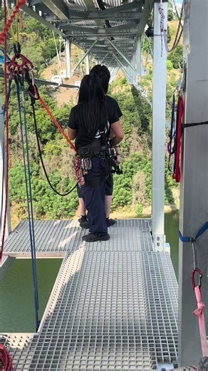 バンジージャンプ余裕ぶっこいてたメンバーの飛ぶ直前が爆笑すぎたww 続きはYouTubeで‪🙄‬#CRUSH #crushの日常 #バンジージャンプ @crush_seon_2