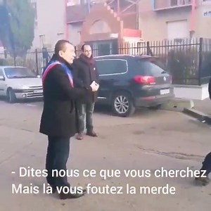 2.5M views · 12K reactions | ► Le conseiller départemental de Villejuif remet en place des policiers qui gazaient les jeunes lors d’un blocus. | La Tribune des Pirates | Facebook