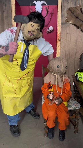 Sam having dinner with Leatherface, was not such a smart idea 😬🎃 #scarycutesam #trickrtreatsam #horrorsquad #horrorfam #halloweenlifestyle #spookyvibes #horrorcommunity #leatherface
