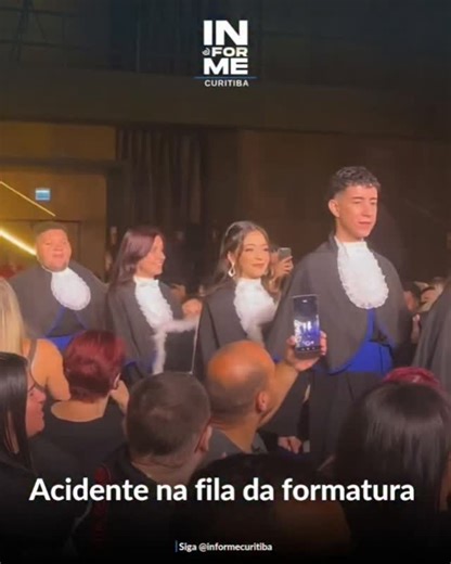 Informe Curitiba on Instagram: "📲 Siga @informecuritiba Quando você está no modo automático, pensando no diploma, na festa e no after… …e esquece que a fila PARA. Resultado: encontro inesperado entre cabeça e cabeça. A formatura era pra ser inesquecível... e foi, só que por outro motivo! Moral da história: até na fila da formatura, mantenha distância de segurança! 🚦😆 #informecuritiba #folhadouberaba #notícia #paraná #curitiba"