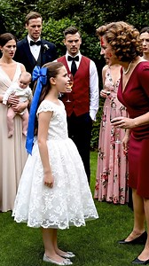 Während der Taufe demütigte mich meine Schwiegermutter und sagte, mein Baby gehöre nicht zur Familie. Ich hielt die Tränen zurück, als meine achtjährige Stieftochter aufstand und sagte: „Sie sieht aus wie ihr richtiger Papa. Nicht wie der Typ, mit dem Oma fremdgegangen ist.“ Alle drehten sich um. Darlene ließ ihr Weinglas fallen. Und Matt fragte: „Von welchem Mann redet sie?“ Die Taufe sollte ein freudiger Tag sein. Die Sonne schien, die Kirche roch nach frischen Lilien, und meine Tochter – winz