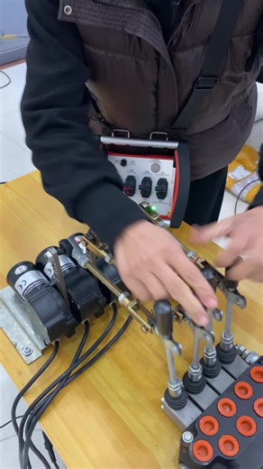 This product is a clutch motor wireless proportional remote control, with good micro-action, no delay, does not affect the manual operation of the original car, has a high safety factor and is easy to install. Construction machinery and equipment controlled by hydraulic operating lever can be installed,Wireless proportional remote controller for crane,Proportional sensitive wireless Remote control for hydraulic crane truck #palfinger #hiab #effer #pm #zoomlion #sany #grua #vdsconstruct #hiabpols