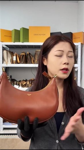 Celine美包多背法展示与细节揭秘 主播展示Celine包包多种背法，细讲外观细节，状态超绝，别错过！#发作品晒踏青直播，赢Dou #发作品邀开播，赢DOU #魔幻花城投稿激励 #因爱相聚，趣追同行 #分享你的春天日常得投稿福利