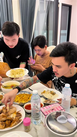 ตักเลย กูยังไม่ได้ตัก เอาเลย เอาเลย กินฟรีที่บ้านกู แต่กูยังไม่ได้กิน มึงกินเลย…