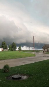 Here comes the front working its way from Kansas into Missouri! 😮 Bringing heavy rain, pea size to nickel size hail, and strong severe wind. Stay inside! ⛈ | Go Weather Now
