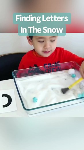 Finding Letters in the Snow ❄️ ages 3-6 ❄️ Here’s a fun, sensory, winter activity to work on letter recognition. Start by writing lowercase letters on a sheet of paper. Then place the paper under a glass pan and pour salt in the pan. Add some pom poms to complete the snowy scene. Then ask the child to find the lowercase letter that goes with the uppercase letter on the index card by moving the snow around with a paint brush. So fun! 👍🏻 #sensoryplay #kindergarten #preschool ...#montessori #earl