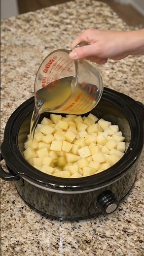 🥔🍲 Slow Cooker Potato Soup (Hearty & Cozy)