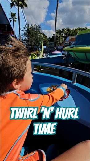 Cutest Twirl 'n' Hurl Ride Ever! 🛸💚 Jesse vs. Aliens at Universal Orlando
