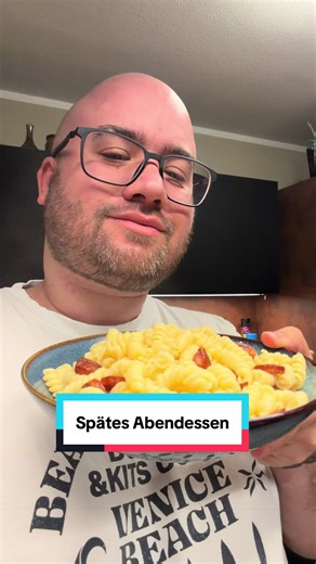 Papa macht spätes Abendessen für Kinder
