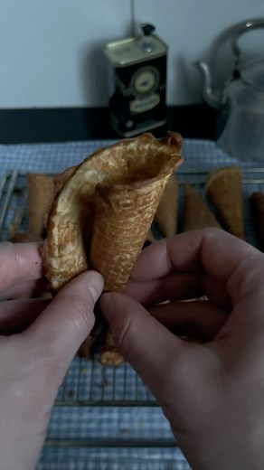 𝐕 𝐈 𝐍 𝐓 𝐈 on Instagram: "Leave a #🎉 if you like! Learning by try and error making traditional German New Year‘s waffles with champagne cream filling to surprise friends! 🤭 The vintage waffle maker challenged me and here are my take aways: 1st - Less dough is more clever! 😎 2nd - positioning the dough further in the back towards the hinges of the waffle maker allowing it some room to spread when closing the lid 😉 3rd - waitin