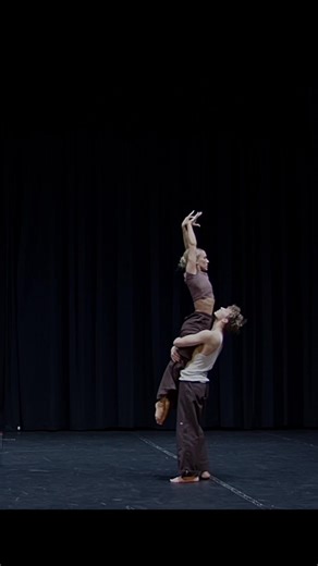 Smooth Dance Video Kicking Off Trendy Moves