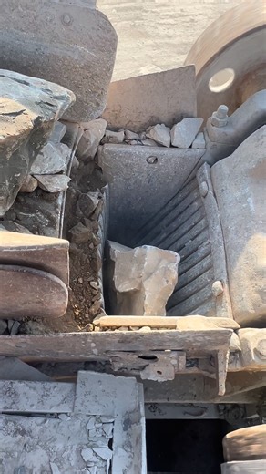 Watch how massive rocks are crushed into small pieces inside a powerful jaw crusher machine. The crushing sound and heavy action make this video very satisfying for machinery lovers. 🪨⚙️🔥 #usareels #USAToday #jawcrusher #stonecrusher #heavymachinery #crushingprocess #rocks #industrial #engineering #machines #construction #mining #satisfying #crusherplant | Heavy Machine Sounds ASMR